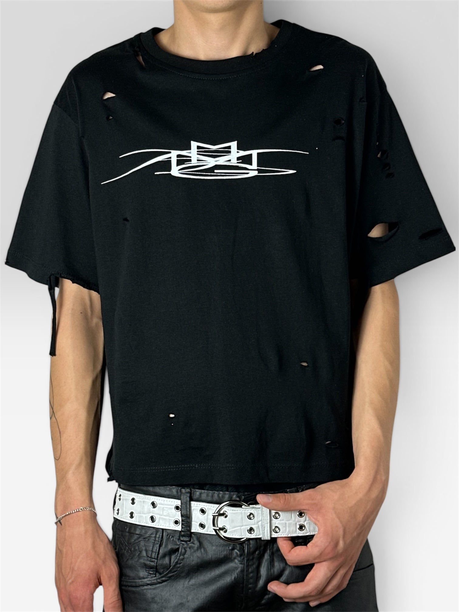 1of1 distressed clam pressure black tee